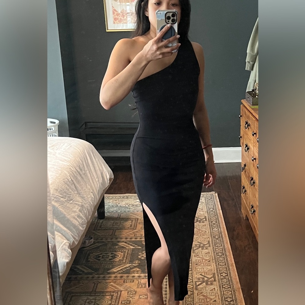 VICI Popstar One Shoulder Slit Midi Dress